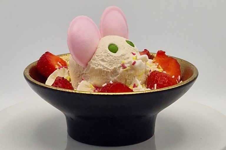 Mickey Mouse Eis Eiskugel in einer Schale, dekoriert mit Erdbeeren und Zuckerstreuseln, mit Ohren aus Zucker.