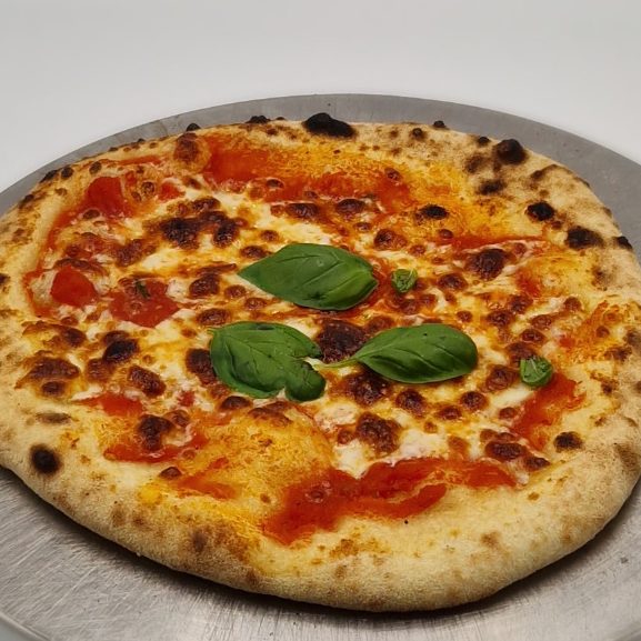Pizza Margherita Knuspiger Pizzateig belegt mit Mozzarella, Oregano